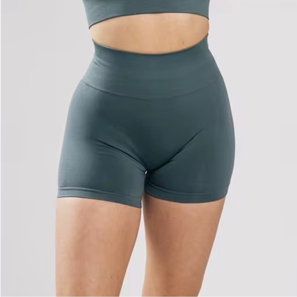 ALPHALETE - Amplify Shorts Charcoal